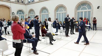 El candidato de ERC a la presidencia de la Generalitat, Pere Aragonès (derecha) recibe el aplauso de sus compañeros de partido, tras finalizar su dircurso.