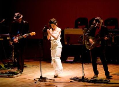 La británica PJ Harvey, ha inaugurando este viernes por la noche el festival Estrella Levante SOS 4.8, en el murciano Auditorio Mondo Sonoro