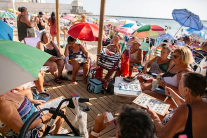 Un grupo de mujeres, bajo la batuta de Isabel Cumbre, jugando al bingo al atardecer en la Caleta, Cádiz, el pasado lunes.  