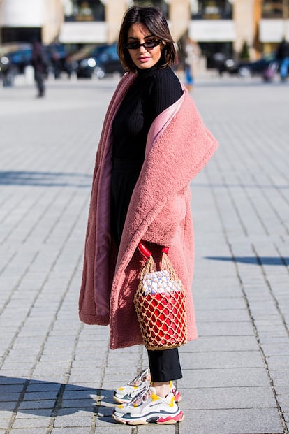 El bolso de Staud y las Triple S de Balenciaga, dos tendencias que triunfan en el ‘street style’.