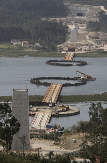 En la imagen, las obras del puente, con los pilares aislados para evitar que se disperse el fango removido para los dragados.