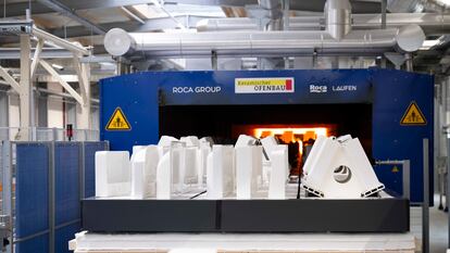 Piezas de cerámica del grupo Roca entran en el horno eléctrico que la compañía ha instalado en Gmunden (Austria).