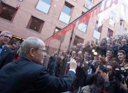 El presidente de la Generalitat y candidato a la reelección por los socialistas catalanes (PSC), José Montilla, estampa su firma en una valla de campaña durante una visita en el barrio barcelonés del Bon Pastor