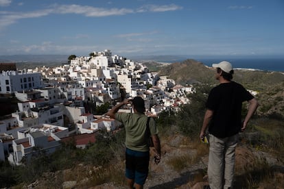 Javier Rodríguez y un visitante, en un alto en Mojácar desde el que se ve el pueblo entero y la costa.