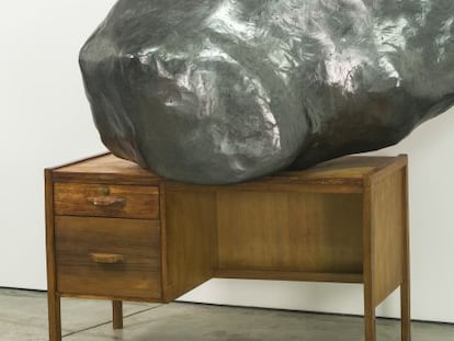 'Roca en el escritorio', de Mateo López.