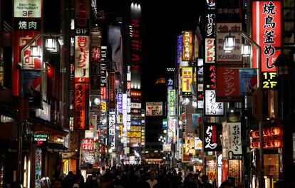 Una calle del distrito de Kabukicho en Tokio (Japón).