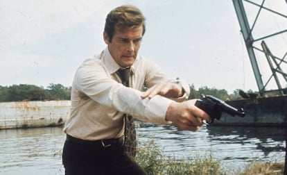 El actor Roger Moore, durante el rodaje de su primera película como James Bond, 'Vive y deja morir' (1973).