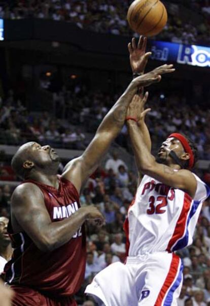 Shaquille O&#39;Neal (izquierda), de los Heat,  intenta colocar un tapn a Richard Hamilton, de los Pistons.