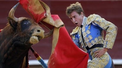 El novillero Rom&aacute;n da un pase con la muleta a su segundo astado durante el primer festejo de la Feria de Julio de Valencia.