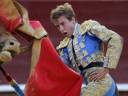 El novillero Román da un pase con la muleta a su segundo astado durante el primer festejo de la Feria de Julio de Valencia.