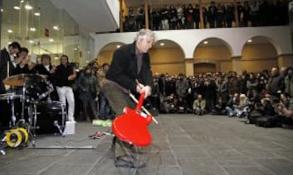 Lee Ranaldo en 2010, con las palmas de Enrique Morente y los suyos a la izquierda.