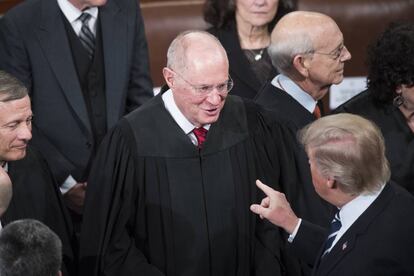 Trump se dirige al juez Kennedy en febrero de 2017.