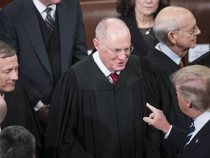 Trump se dirige al juez Kennedy en febrero de 2017.