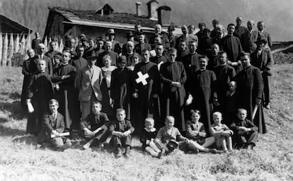 Albino Luciani (con una cruz en la imagen) junto a otros seminaristas. Nacido en Forno de Canale, entre Venecia y la frontera austriaca, el 17 de octubre de 1912, se convertía en el primer papa en nacer en el siglo XX y el último en morir en el siglo pasado. Su padre era un albañil socialista, emigrante durante años en Suiza y que su vuelta trabajó como artesano del vidrio en Murano, que respetaría la decisión de su hijo de ser sacerdote. El futuro papa estudió teología en la Universidad Gregoriana de Roma y fue uno de los primeros obispos nombrados por Juan XXIII en 1958. Desde 1969 era patriarca de Venecia, donde llegó con la fama de ser el pastor de los pobres y disolvió las organizaciones más progresistas, como la Federación Universitaria de Católicos Italianos, porque se habían negado a hacer la campaña contra el divorcio. En los centros industriales de Mestre, cerca de Venecia, combatió a los sacerdotes obreros.