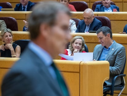 El presidente del Gobierno, Pedro Sánchez, escucha la intervención del líder del PP, Alberto Núñez Feijóo, durante el pleno del Senado.