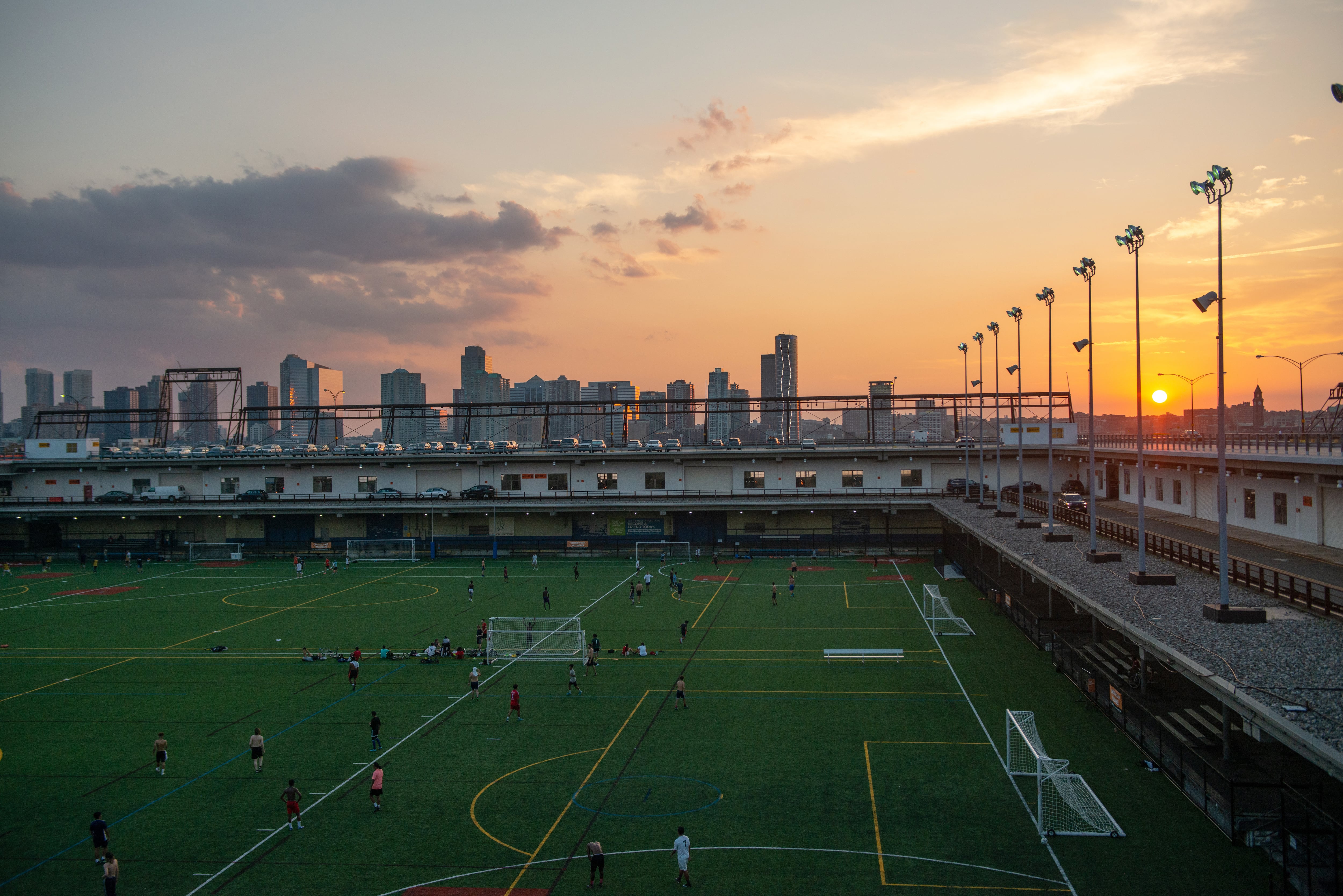 Campos sobre los muelles del río Hudson y en las azoteas de los rascacielos, el ‘soccer’ toma Manhattan antes del Mundial