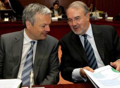 Pedro Solbes (derecha) conversa con su colega belga de Finanzas, Didier Reynders.