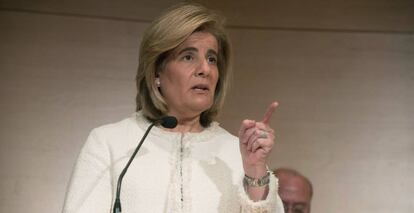 La ministra de Empleo y Seguridad Social, Fátima Báñez, dando un discurso
