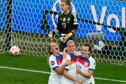 Alessia Russo (centro) celebra el gol de Inglaterra ante la selección española.