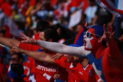 Aficionados al fútbol apoyan a su equipo en el Estadio Nacional de Santiago