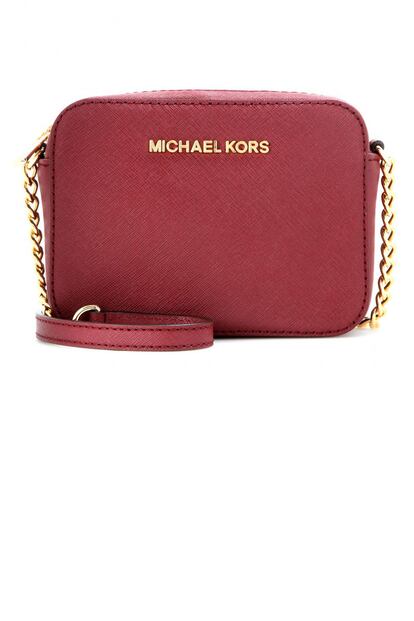 Bandolera granate con cadena dorada de Michael Kors (125 euros).