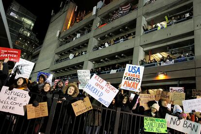 Indignación en los aeropuertos de Estados Unidos por el veto de Trump en las fronteras. En la imagen, protesta en el exterior de la Terminal 4 del aeropuerto Internacional JFK de Nueva York, el 28 de enero de 2017.