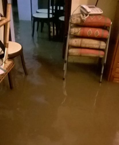 Una casa inundada en la localidad de Campana. La foto ha sido tomada por un vecino. En algunos de los municipios afectados se requerían este viernes más botes para evacuar con mayor rapidez a los vecinos que permanecían sentados o de pie en las sillas y mesas de sus casas para evitar cualquier electrocución.