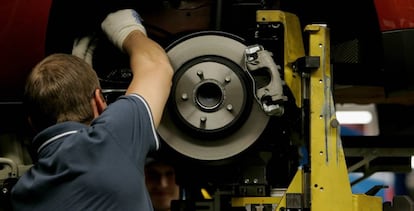 Un trabajador de Ford en la planta de Saarlouis (Alemania).