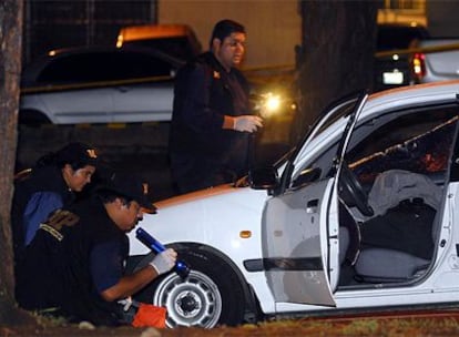 El cuerpo de Víctor Josué Rivera, en el interior del coche donde lo asesinaron