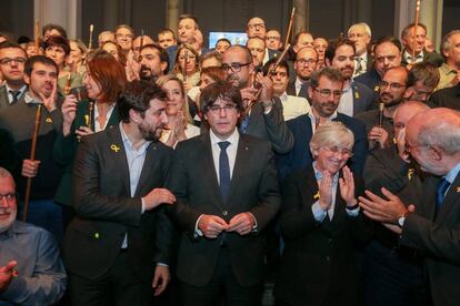 Puigdemont y los 200 alcaldes independentistas en Bruselas este martes.