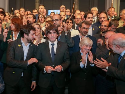 Puigdemont y los 200 alcaldes independentistas en Bruselas este martes.