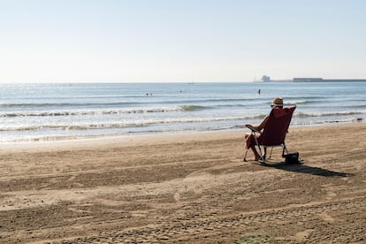 Una mujer en la playa de El Cabanyal - Las Arenas, en Valencia.