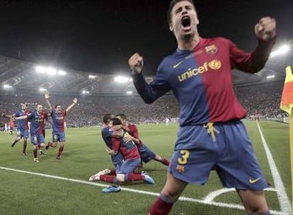 Piqué, en primer término, celebra el gol de Messi, a quienes abrazan detrás Henry y Sylvinho.
