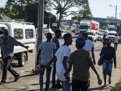 Un grupo de chicos jóvenes camina por la calle principal de Eshowe.