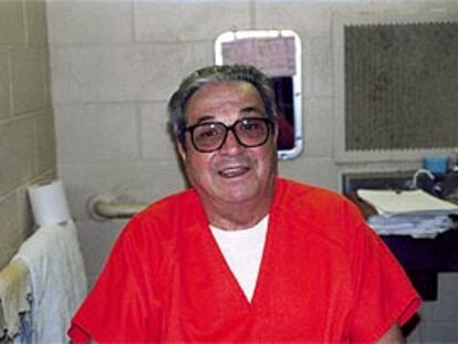 Julio Mora, en el corredor de la muerte en una foto de archivo