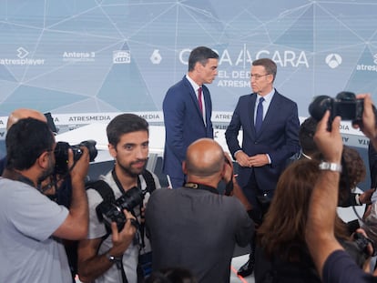 El presidente del Gobierno y candidato  del PSOE a la reelección, Pedro Sánchez, y el candidato del PP a la presidencia, Alberto Núñez Feijóo, se saludan antes del programa 'Cara a Cara. El Debate' este lunes en Atresmedia.