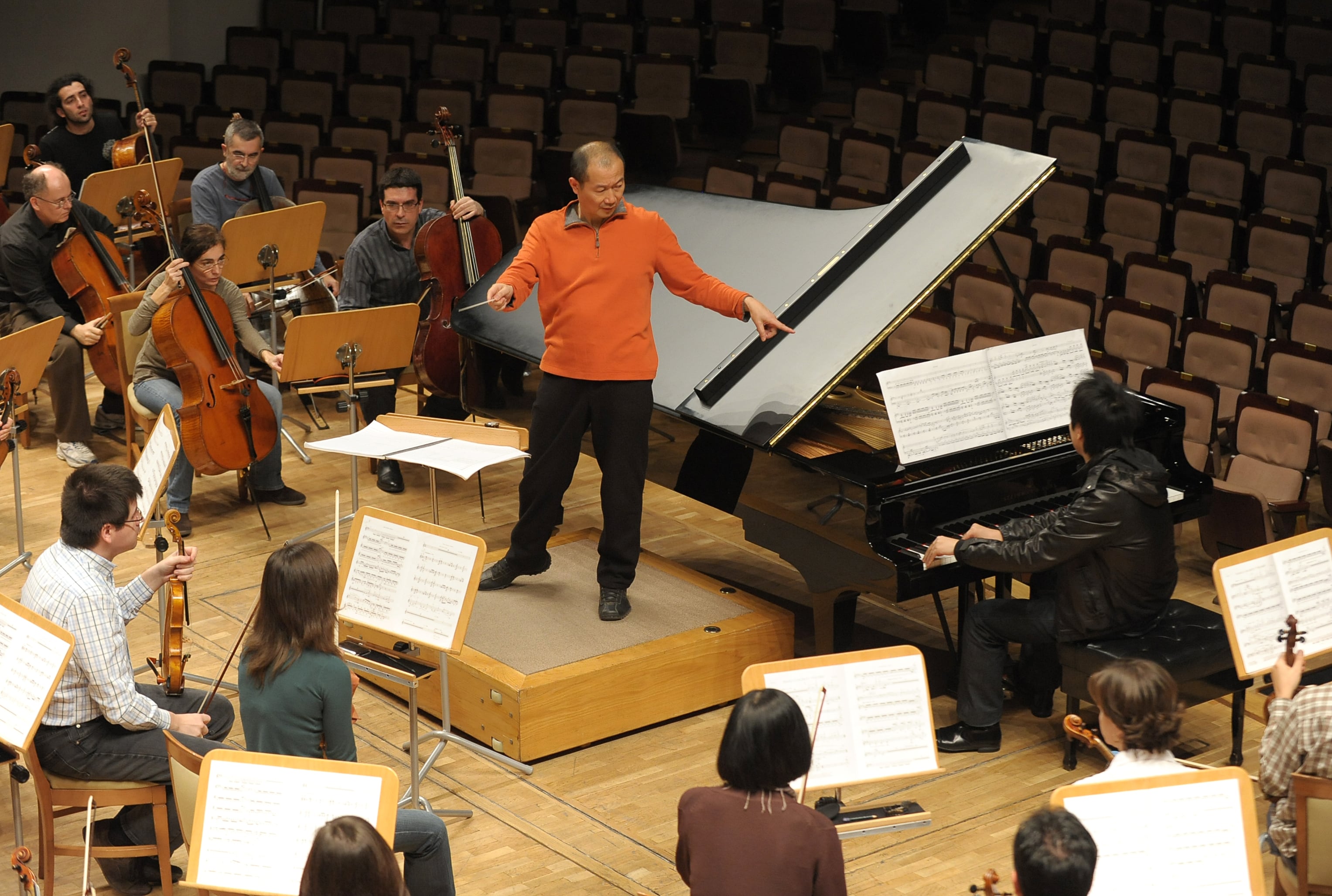 El director y compositor chino Tan Dun y la Orquesta y Coro Nacionales de España.