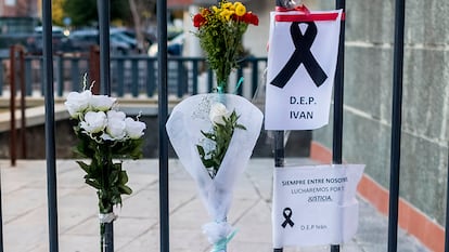 Flores en el lugar donde Iván fue golpeado hasta la muerte, en Velilla de San Antonio, Madrid.