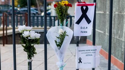 Flores en el lugar donde Iván fue golpeado hasta la muerte, en Velilla de San Antonio, Madrid.