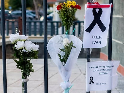 Flores en el lugar donde Iván fue golpeado hasta la muerte, en Velilla de San Antonio, Madrid.