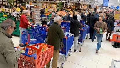 Long lines in a supermarket in Madrid.