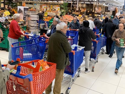 Long lines in a supermarket in Madrid.