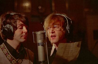 Paul McCartney y John Lennon en los estudios Abbey Road de Londres, en febrero de 1968.