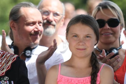 Greta Thunberg, con sus padres, Malena Ernman y Svante Thunberg, en Normandía.