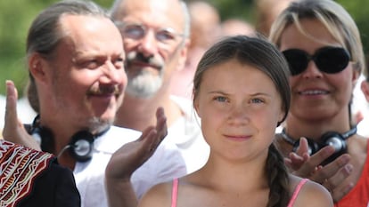 Greta Thunberg, con sus padres, Malena Ernman y Svante Thunberg, en Normandía.