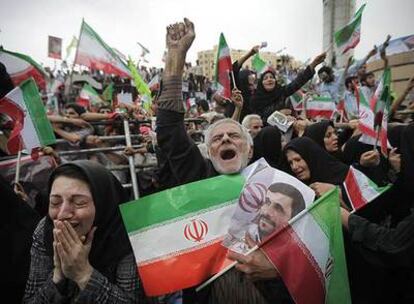 Seguidores del presidente Ahmadineyad siguen la arenga de éste en el centro de Teherán.