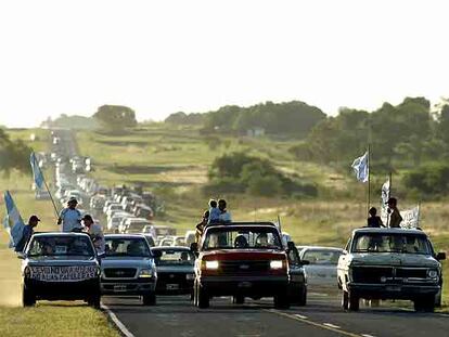 Protesta de ecologistas argentinos contra las papeleras en enero de 2006.