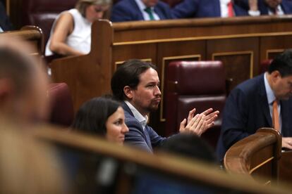 Pablo Iglesias aplaude durante el discurso pronunciado por la portavoz de Unidos Podemos, Irene Montero.