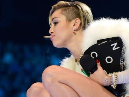 Miley Cirus, fumando en el escenario tras recibir su primer EMA.