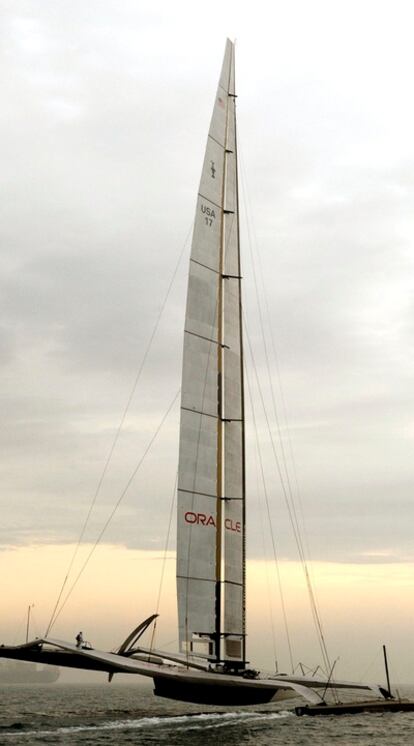 El equipo norteamericano BMW Oracle durante un entrenamiento con su trimarán la semana pasada en Valencia.